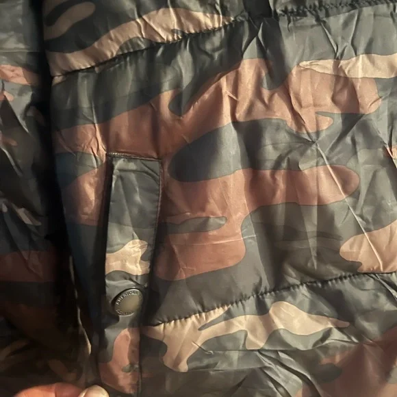 American Eagle Outfitters Camo Puffer Jacket - Picture 4 of 4